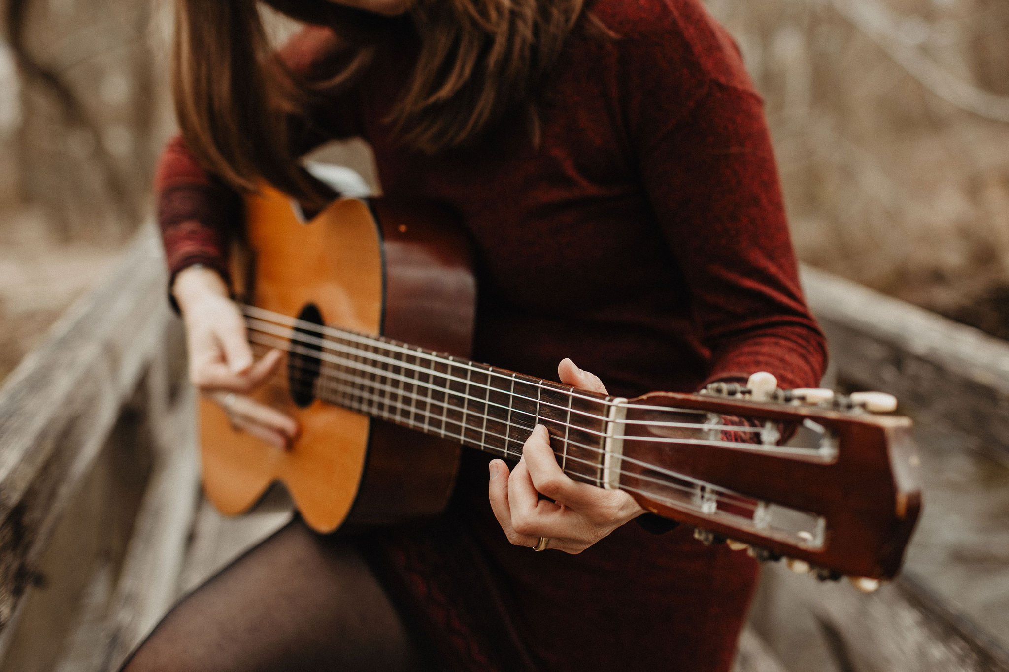 Musik bleibt Stephanie Patchev Musik und Gesang für Beerdigung und Trauerfeier Profilbild Gitarre closeup bunt